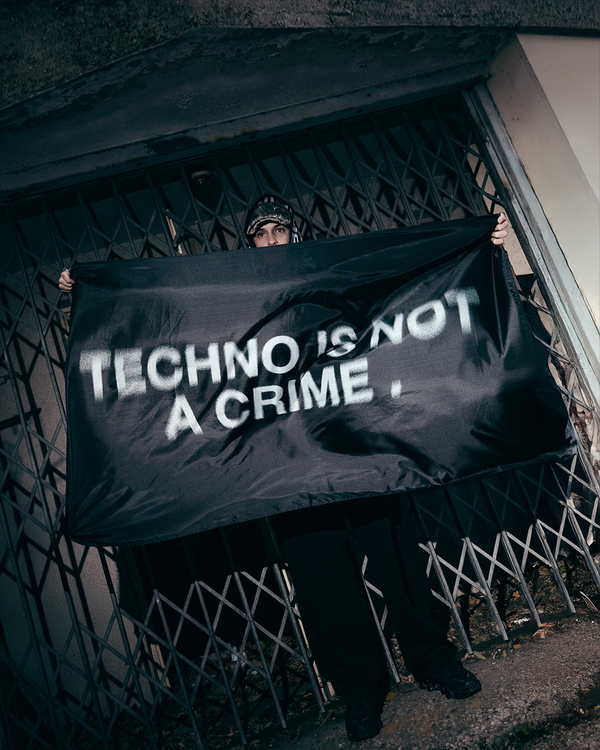 DRAPEAU "TECHNO IS NOT A CRIME"