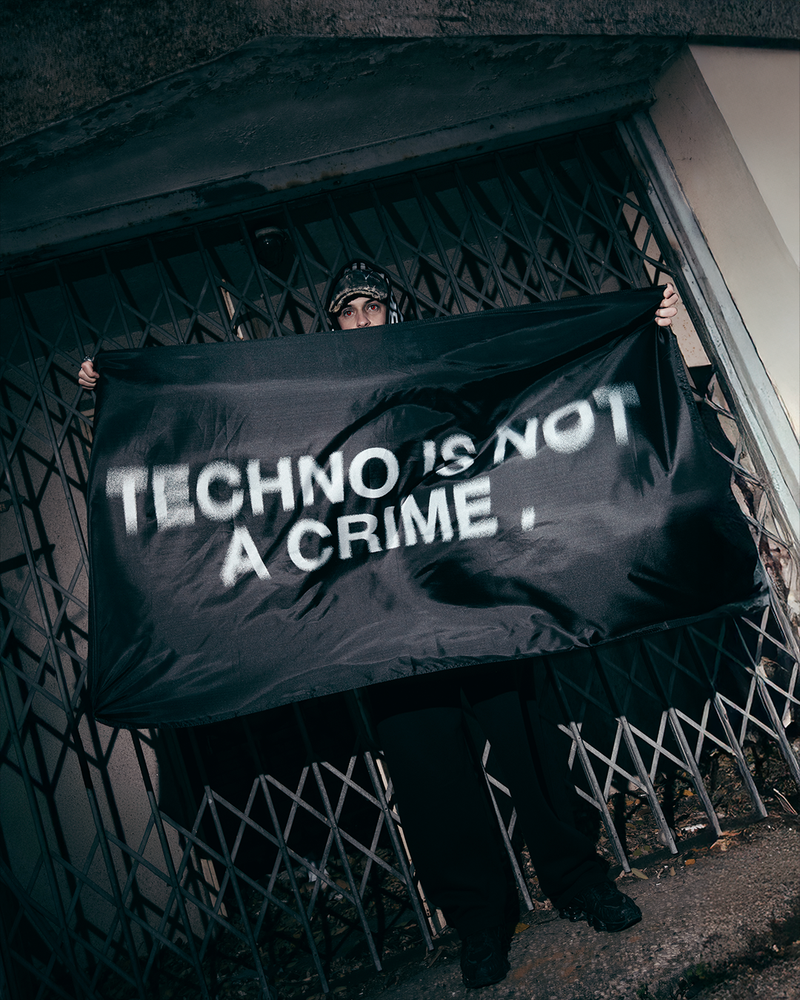 DRAPEAU "TECHNO IS NOT A CRIME"