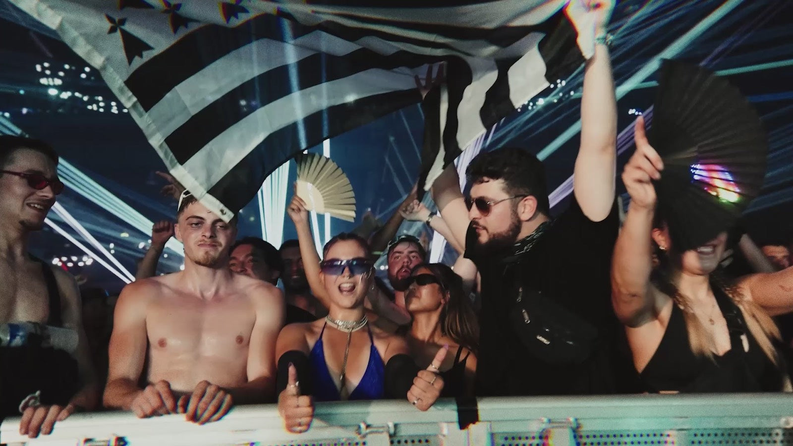 Foule en rave brandissant un t-shirt Techno is not a crime · Impact Techno